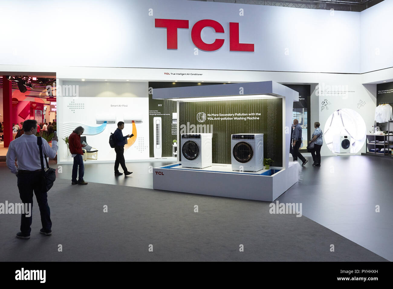 Berlin, Deutschland - TCL, das chinesische Unternehmen, die Wäschepflege und Waschmaschine Innovationen auf der IFA 2018. Stockfoto
