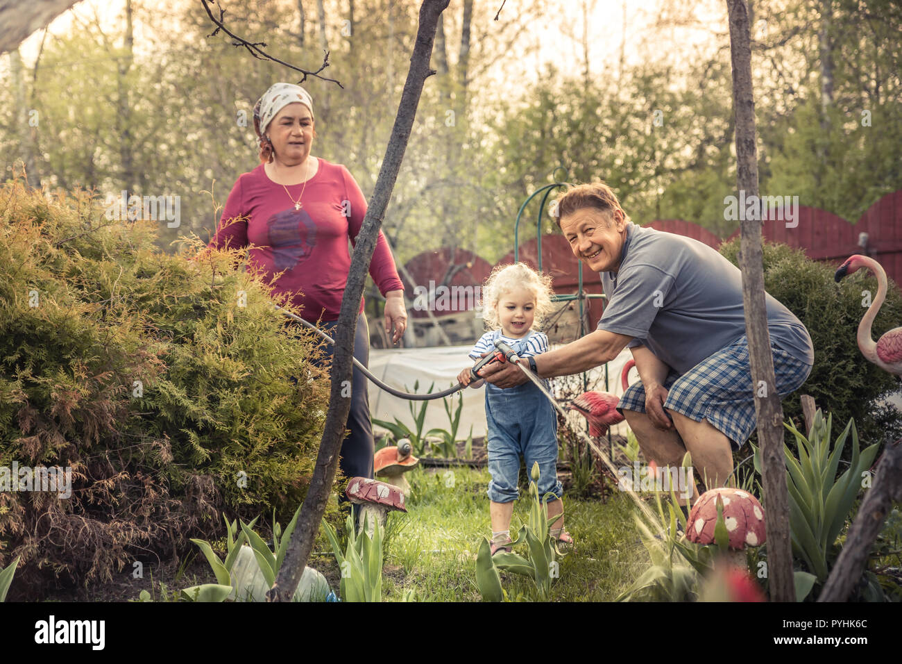 Glücklich Gärtner Großeltern Enkel gemeinsam Gärtnern grandparenting Konzept Stockfoto