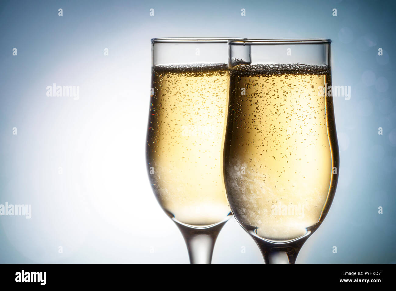 Zwei elegante Gläser mit Champagner frost gefroren Schneeflocken Urlaub Karte Weihnachten, Neujahr, Hochzeit. Feier Konzept mit Auswirkungen von Se Stockfoto
