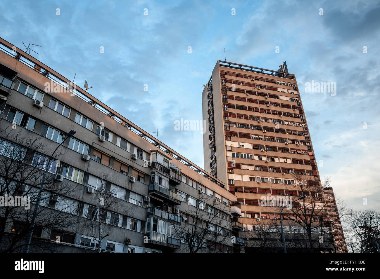 Traditionnelle kommunistischen Gehäuse im Vorort von Belgrad, in Neu-Belgrad. Diese Art der Hochhäuser sind Symbole des Brutalismus Bild Stockfoto