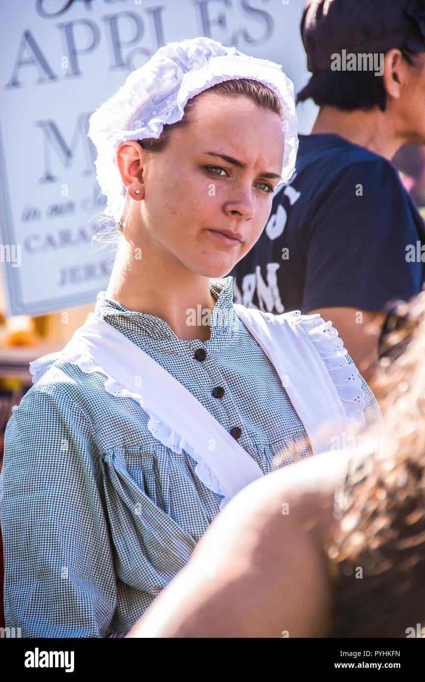 Eine junge Frau in Kostümen zu Gast; Eiche Glen, Kalifornien, USA Stockfoto