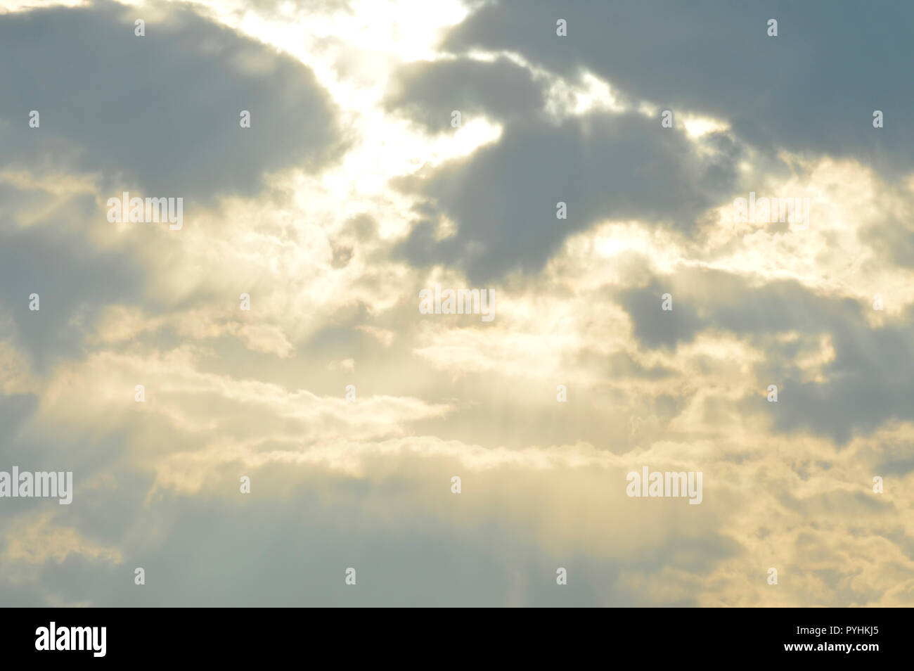 Gelbe Sonnenlicht, das durch eine leichte Bewölkung. Stockfoto