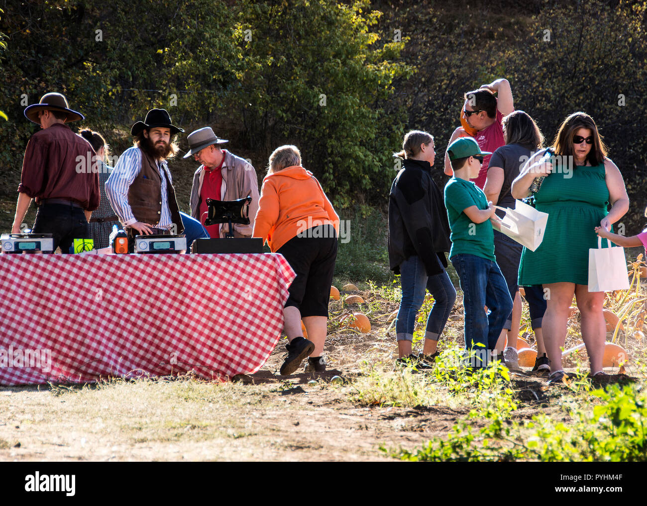 Eine Gruppe von Touristen Anmeldung Äpfel zu pflücken: Eiche Glen, Kalifornien, USA Stockfoto
