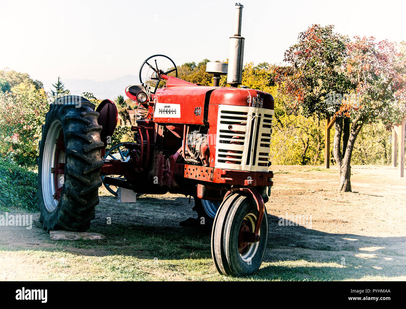 Eine geparkte, rot Traktor; Eiche Glen, Kalifornien, USA Stockfoto