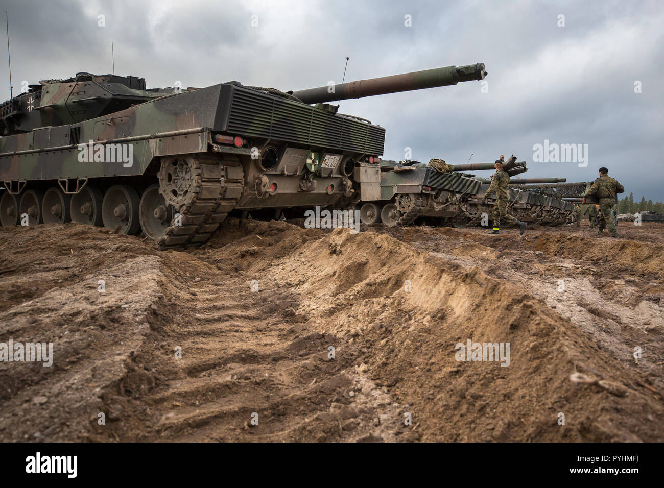 Nach der Übertragung von Deutschland nach Norwegen, der Leopard 2A6 Kampfpanzer aus 93 Panzer Demonstration Bataillon (Panzerlehrbataillon 93) werden neu ausgestattet und nach der Ankunft im Camp Røedsmoen in Rena von deutschen Soldaten der Sehr hohe Bereitschaft, Joint Task Force (VJTF) getarnt. NATO-Übung Trident Punkt in Norwegen, Rena am 13. Oktober 2018. Foto: SGM Marco Dorow, Bundeswehr Stockfoto