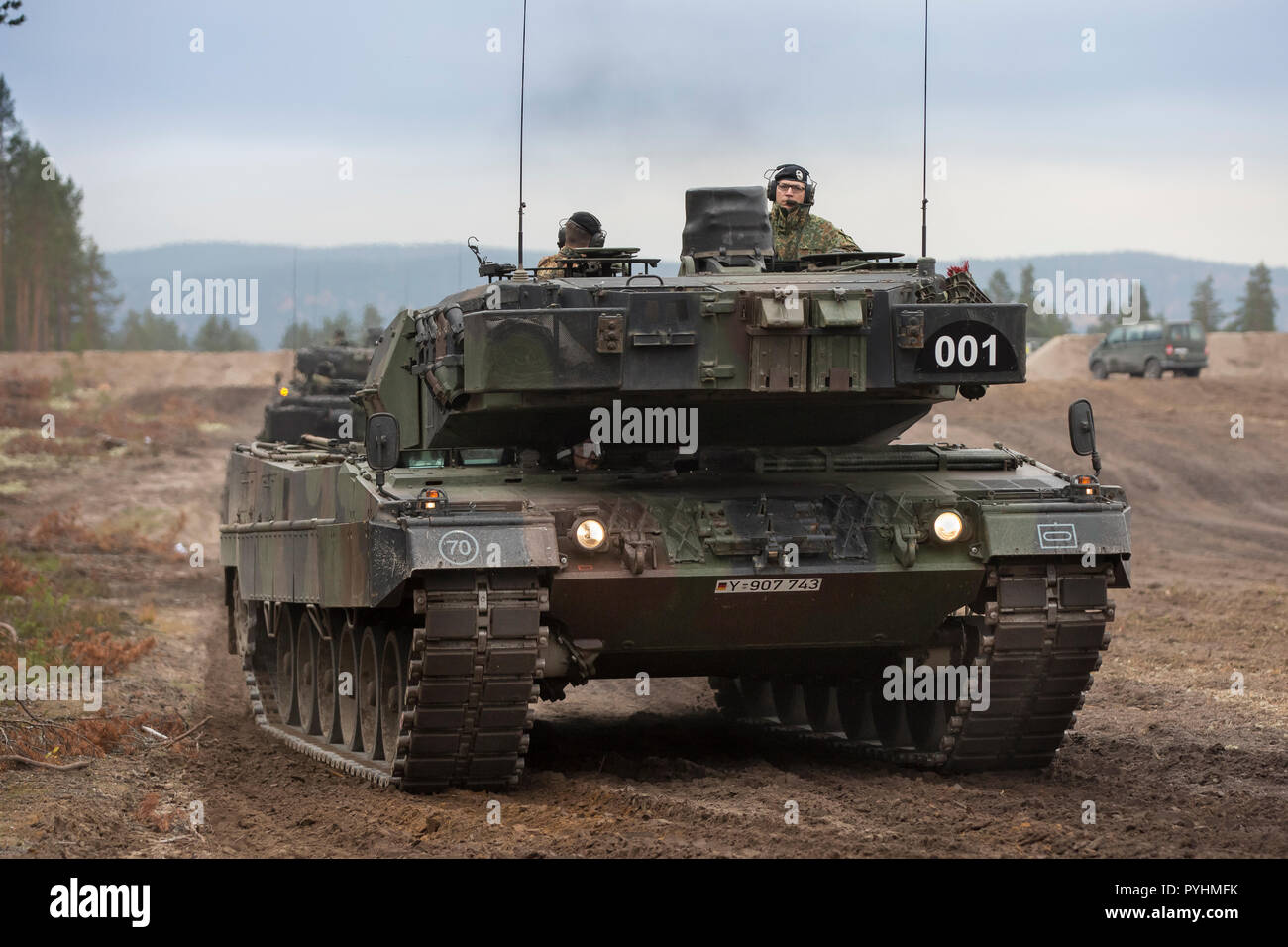 Nach der Übertragung von Deutschland nach Norwegen, der Leopard 2A6 Kampfpanzer aus 93 Panzer Demonstration Bataillon (Panzerlehrbataillon 93) werden neu ausgestattet und nach der Ankunft im Camp Røedsmoen in Rena von deutschen Soldaten der Sehr hohe Bereitschaft, Joint Task Force (VJTF) getarnt. NATO-Übung Trident Punkt in Norwegen, Rena am 13. Oktober 2018. Foto: SGM Marco Dorow, Bundeswehr Stockfoto