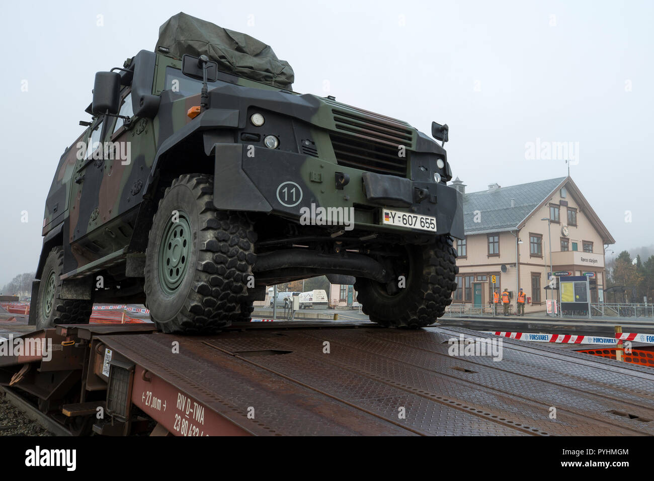 Nach dem Eisenbahnverkehr von Deutschland nach Norwegen, der mowag Eagle Rädern gepanzertes Fahrzeug der Deutschen Berg 232nd Infanterie Bataillon (Gebirgsjägerbataillon 232) Entladen in Røros. NATO-Übung Trident Punkt in Norwegen, Røros am 16. Oktober 2018. Fotos von Marco Dorow Stockfoto