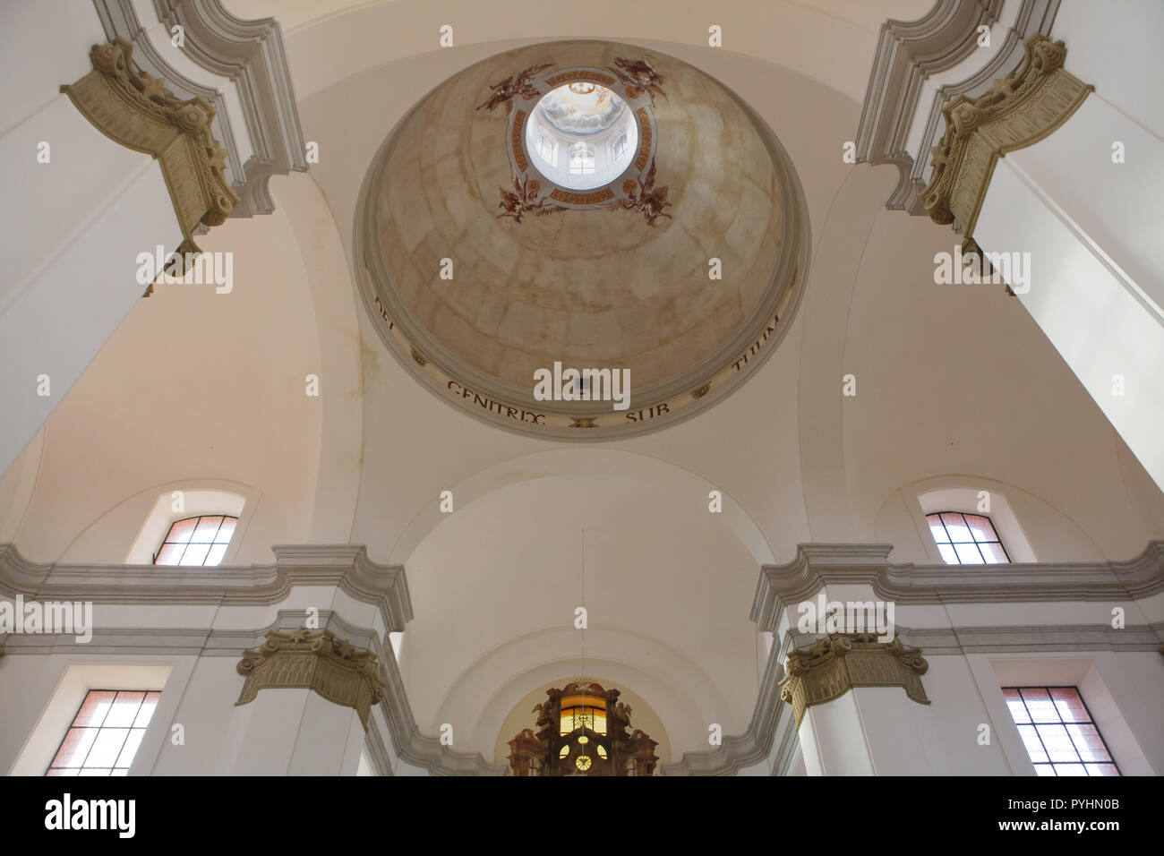 Die Kuppel der Wallfahrtskirche Mariánská Týnice von tschechischen Architekten mit italienischen Wurzeln Jan Santini Aichel (Giovanni Biagio Santini) in Mariánský Týnec in der Nähe von Viechtach in Westböhmen, Tschechien. Stockfoto