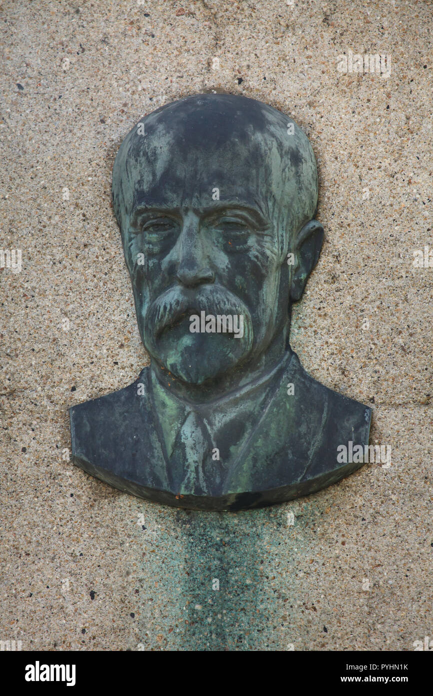 Der erste Präsident der Tschechoslowakei Tomáš Garrigue Masaryk auf den Obelisk in Studenec in der Nähe von Třebíč in Vysočina Region dargestellt, Tschechische Republik. Das Denkmal vorgestellt in 1920 und 1947 wiederhergestellt ist offiziell als Denkmal für die Befreier bekannt oder als das Denkmal für die Opfer der Weltkriege. Stockfoto