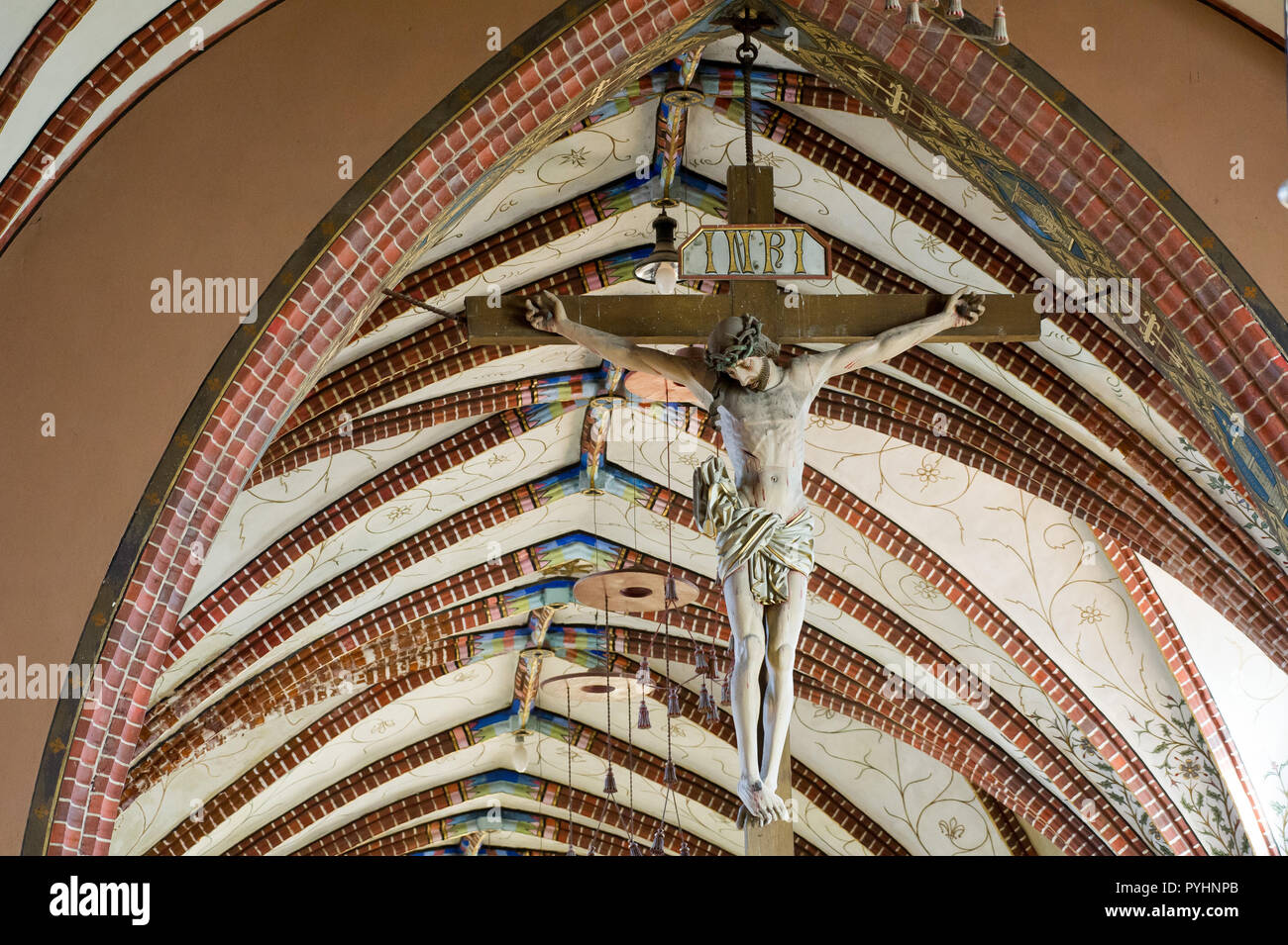 Kruzifix und Archcathedral galeri Hüte in gotischen Basilika der Himmelfahrt der Jungfrau Maria und der hl. Andreas, Frauenburg Kathedrale, auf Cathed Stockfoto