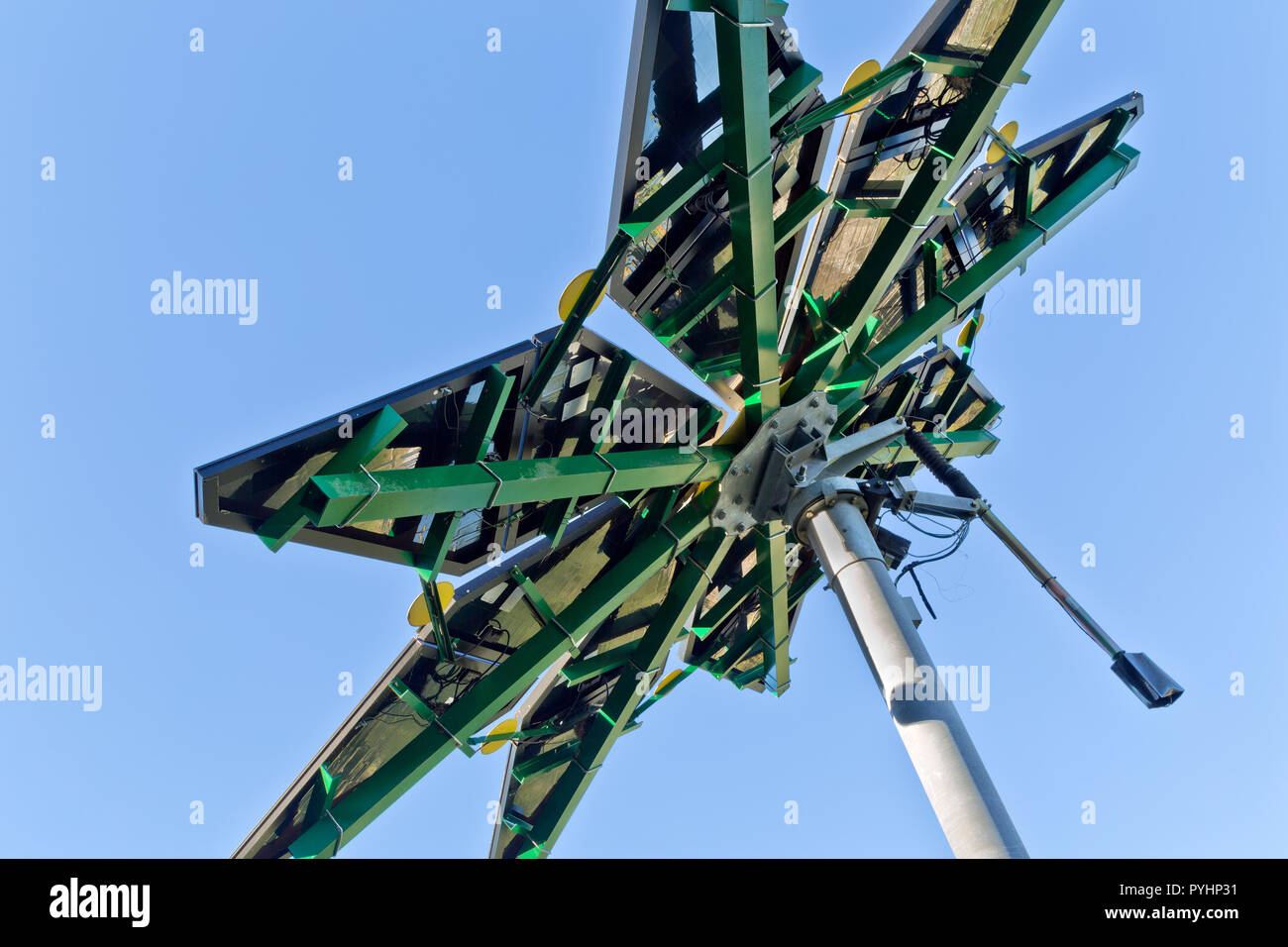 Solar Array, gekennzeichnet als 'Solar Photovoltaik Flair', Messen 17 ft. im Durchmesser, einem Gewicht von ca. 1200 kg Elektrofahrzeug Ladestation. Stockfoto Solar Array, gekennzeichnet als 'Solar Photovoltaik Flair', Messen 17 ft. im Durchmesser, einem Gewicht von ca. 1200 kg Elektrofahrzeug Ladestation. Stockfoto
