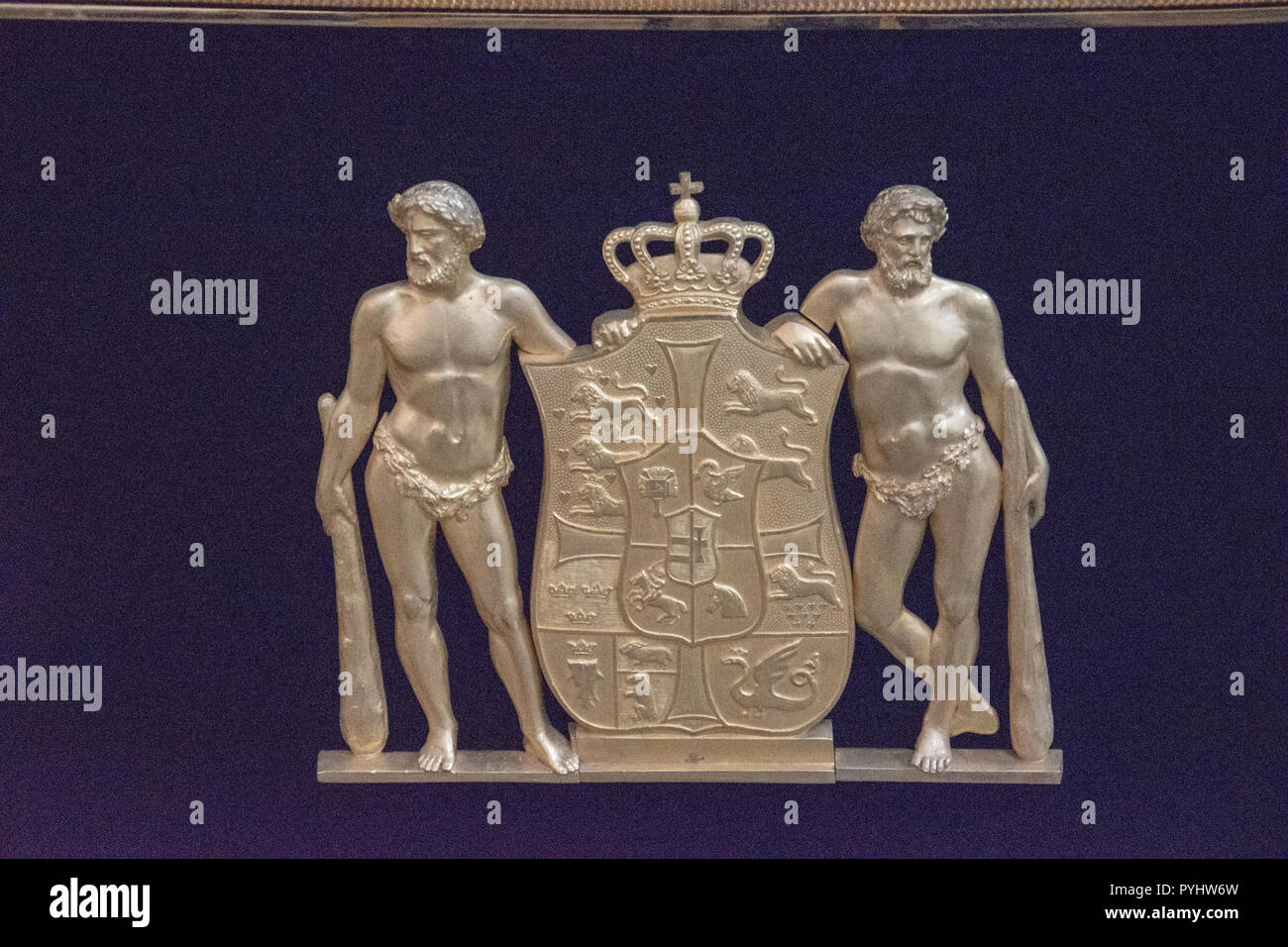 Königlichen Wappen von Dänemark auf einem Sarg in Roskilde Dom, Roskilde, Dänemark. Der Bau der Kathedrale begann in den 1170ern unter Bischof Absa Stockfoto