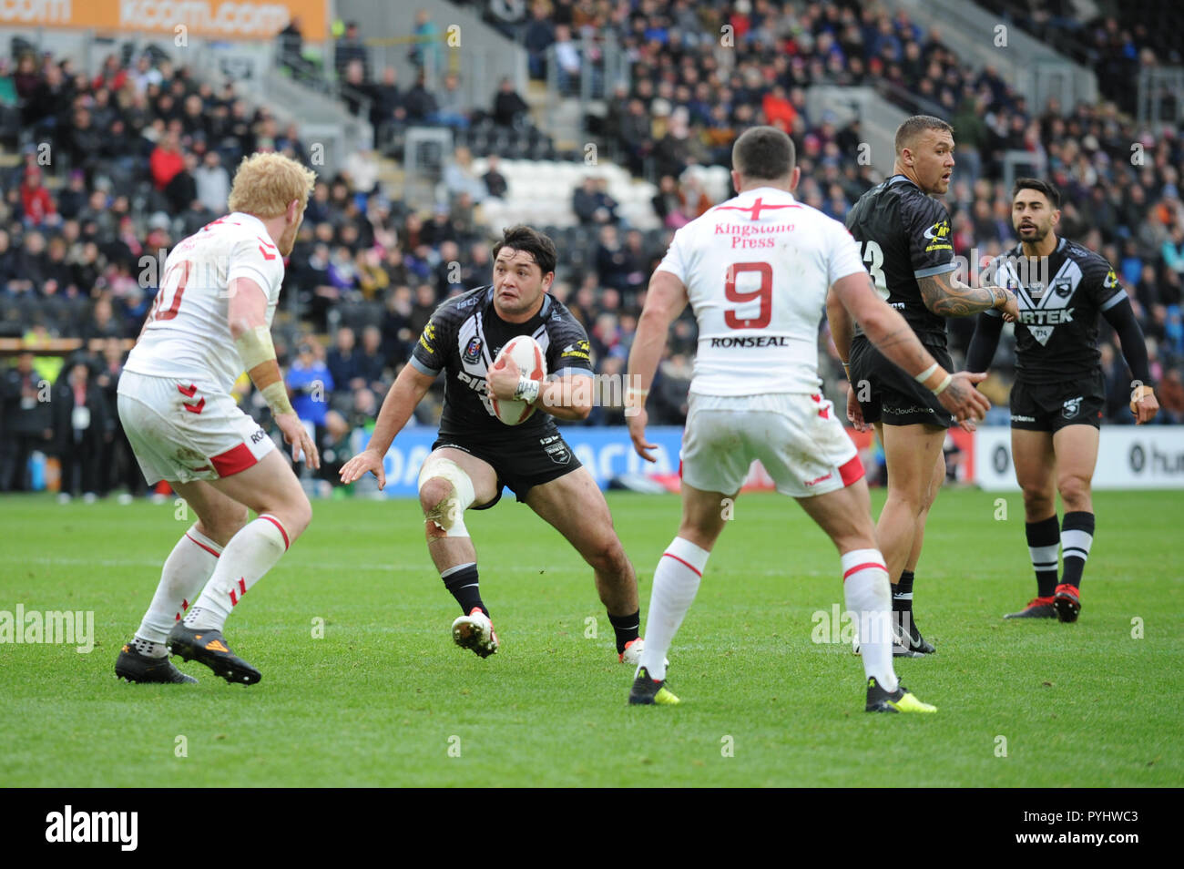 27. Oktober, kcom Stadion, Hull; Rugby League International Test Match, England V Neuseeland; Brandon Smith von Neuseeland sucht nach einem Weg, um James Graham aus England Credit: Richard Long/News Bilder Stockfoto