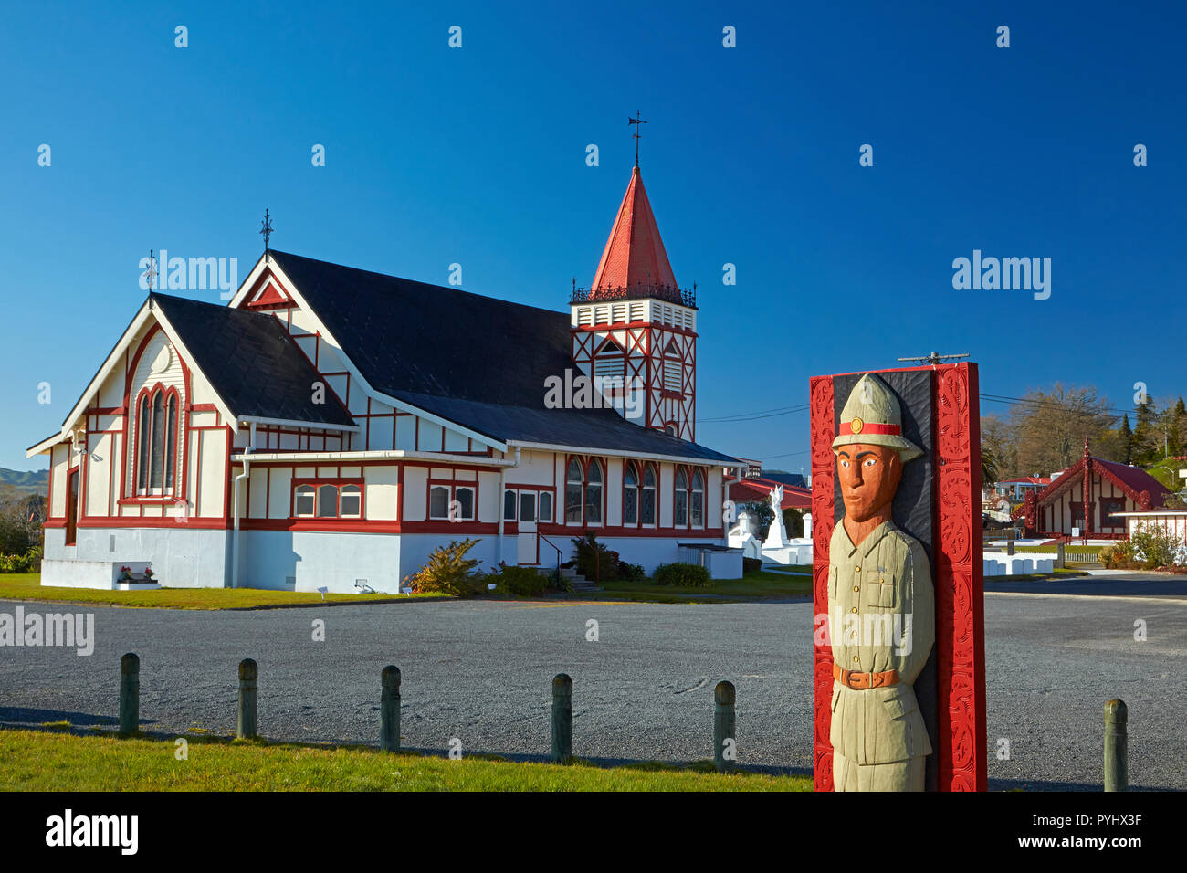 Schnitzerei der Maori Soldat und St. Glauben der Kirche, Ohinemutu, Rotorua, North Island, Neuseeland (Editorial nur verwenden) Stockfoto
