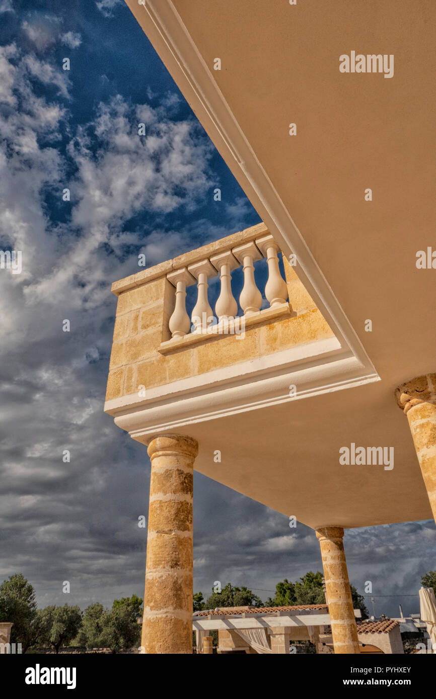 Mock Griechische Klassik Villa mit Balkon vor blauem Himmel Stockfoto