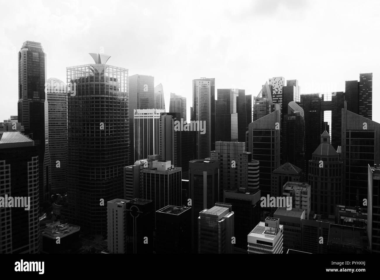 Schwarze und weiße kommerzielle Gebäude Blick auf Singapur Central Business District. Stockfoto