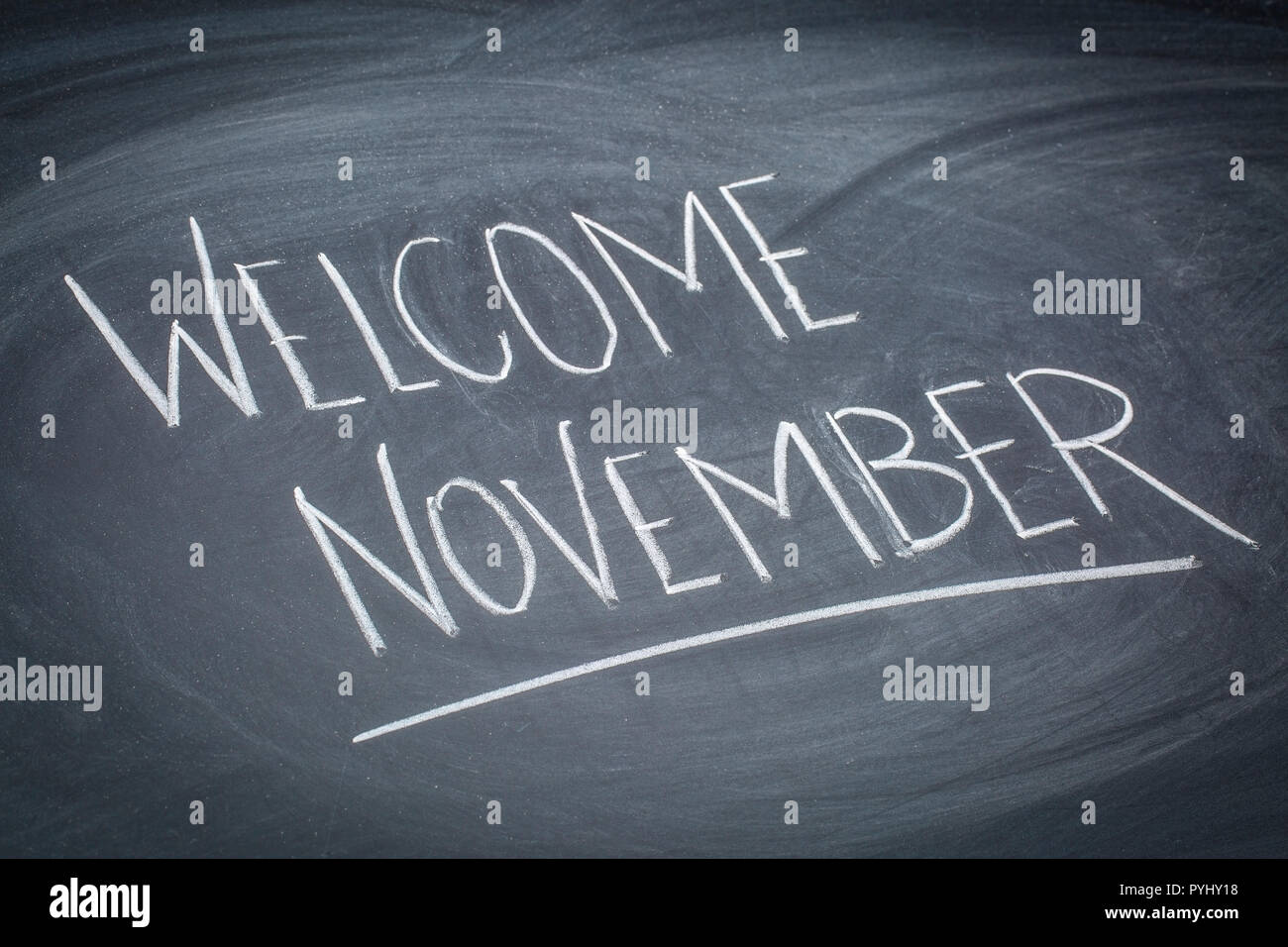Willkommen November - weißer Kreide Handschrift auf einem Schiefer Tafel Stockfoto
