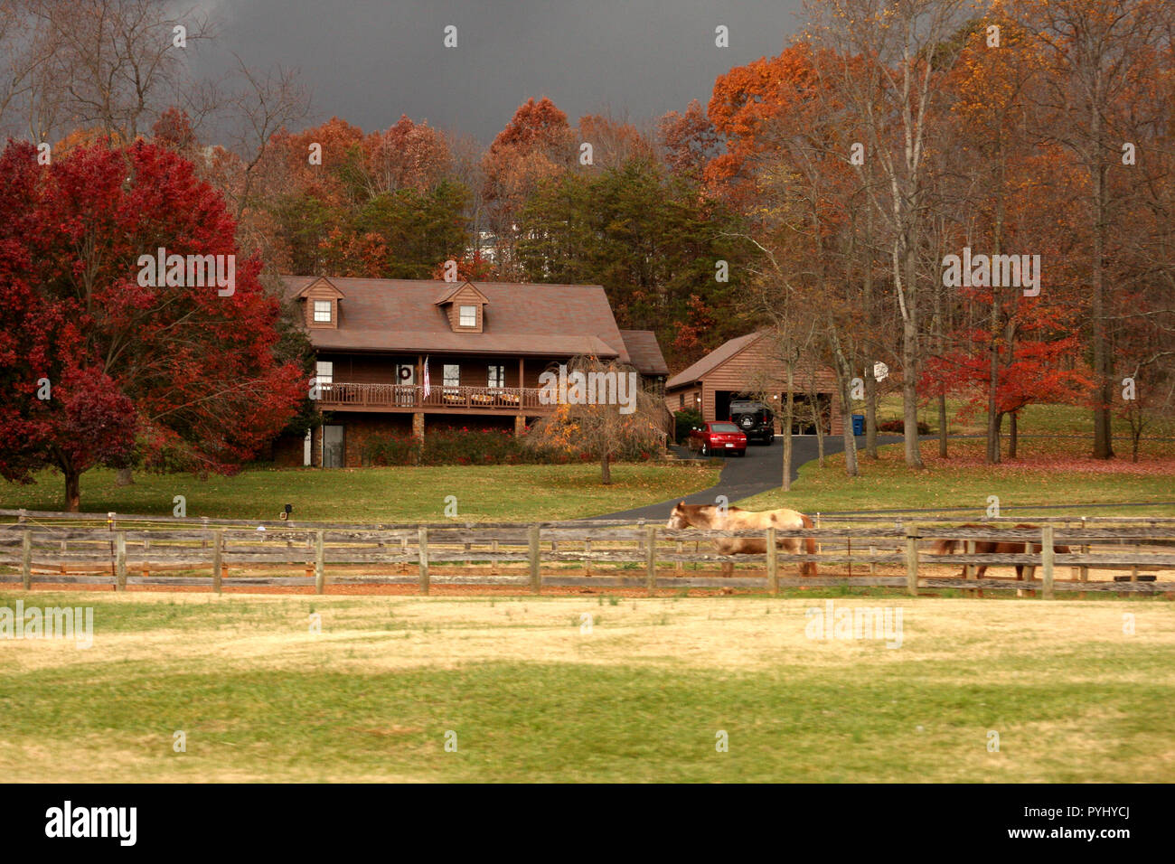 Großes Bauernhaus im ländlichen Virginia, USA, im Herbst Stockfoto