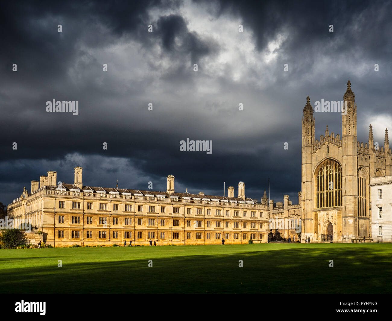 Cambridge University Kings College Chapel (1446 von Henry VI gegründet) und Clare College, Teil der Universität Cambridge, unter stürmischem Himmel Stockfoto