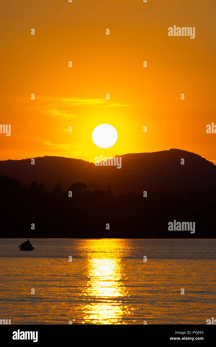 Tramonto sul Lago di Bolsena Stockfoto