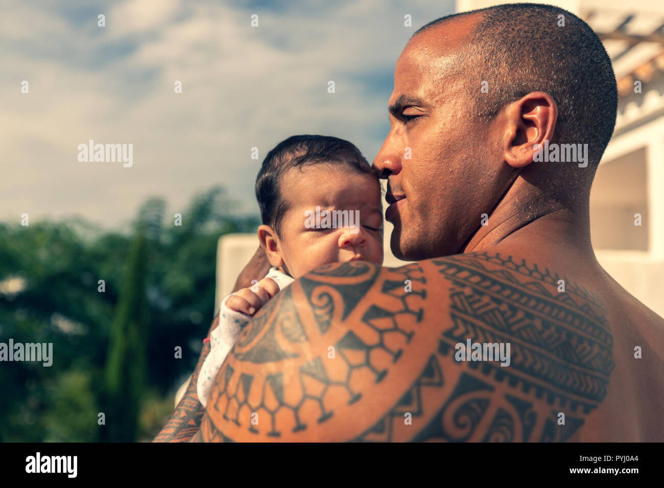 Ein 7 Wochen altes Baby Boy über der Schulter von seinem Vater. Stockfoto