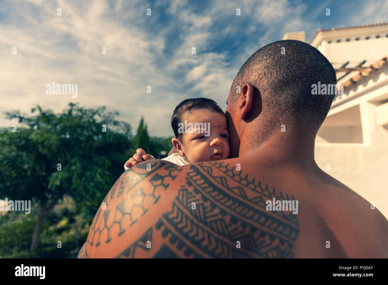 Ein 7 Wochen altes Baby Boy über der Schulter von seinem Vater. Stockfoto