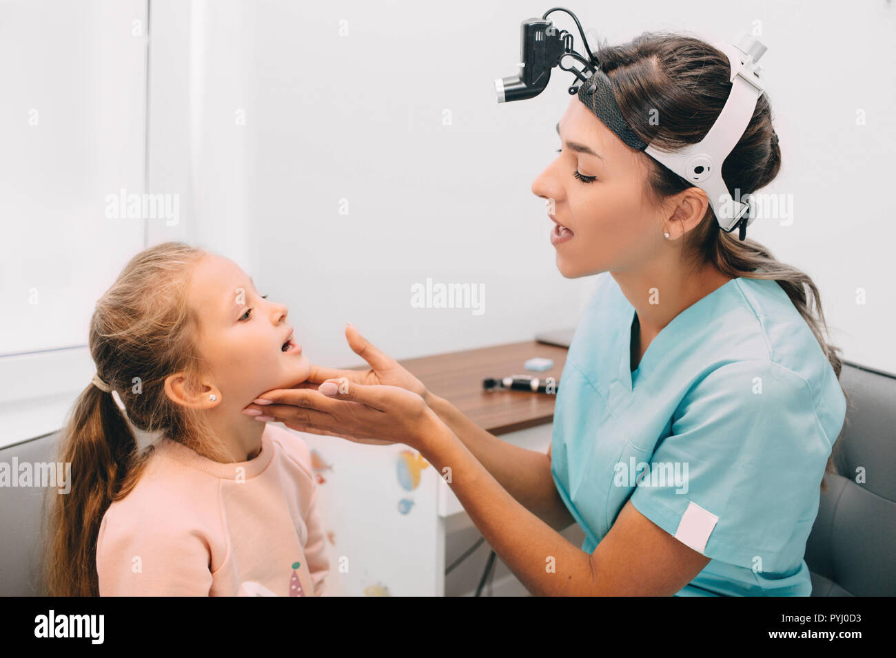 Hno-Arzt untersuchen Mündung des kleinen Mädchens an der Klinik Stockfoto