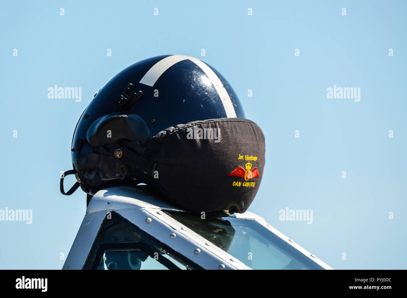 Der Helm von Pilot Dan Griffith ist bereit für den Flug im Vintage-Jet. Das Jet Heritage-Logo auf dem Protektor. Pilotenhelm in Vorbereitung. Flugzeuge Stockfoto