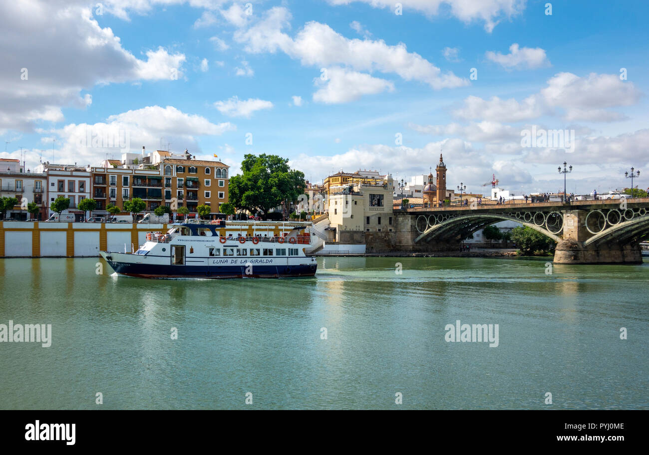 Site-seeing Boot auf dem Rio Guadalquivir in Sevilla, Spanien Stockfoto