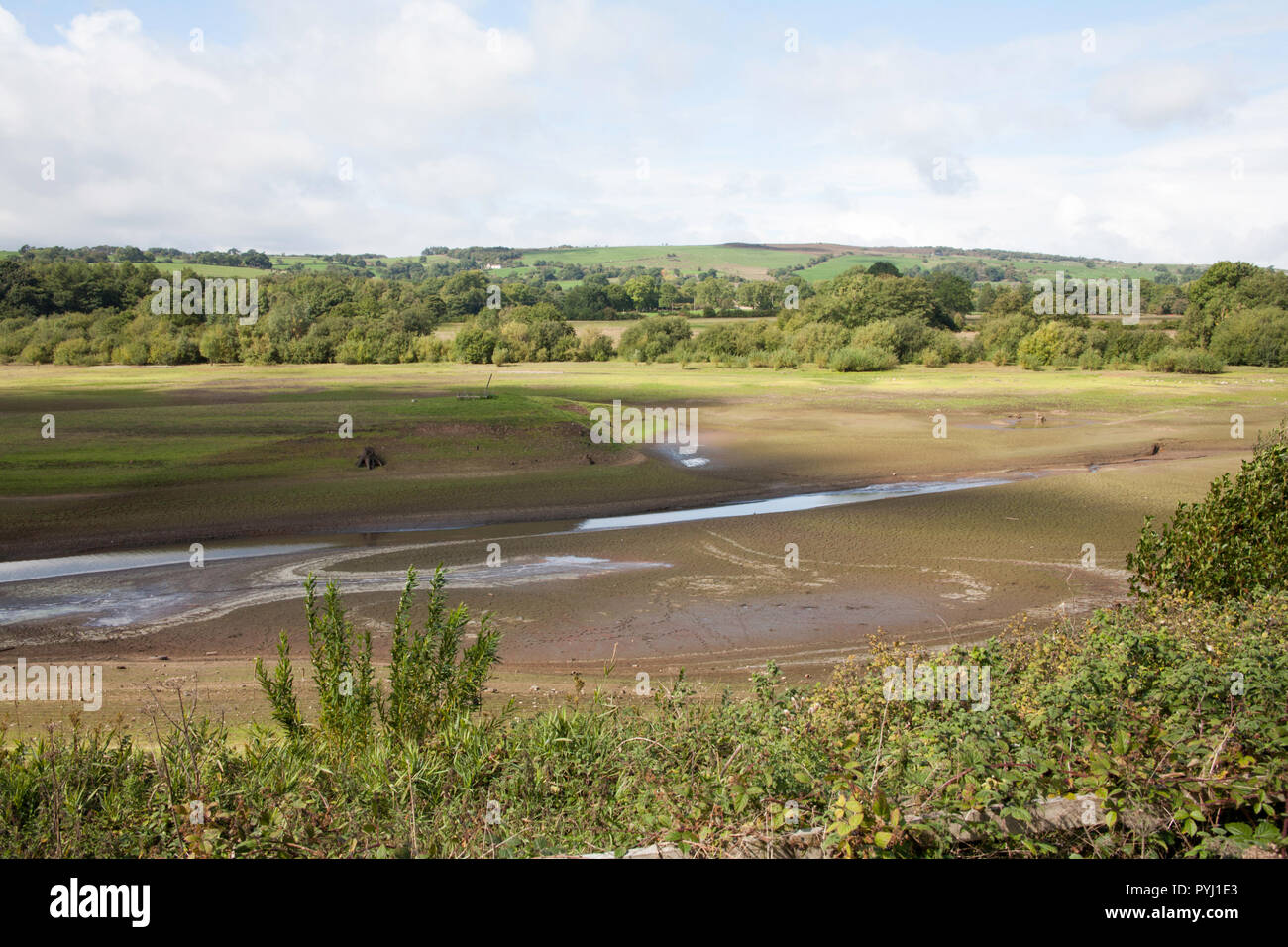Niedrige Wasserstände im Sommer 2018 bei Dürre betroffenen Behälter Tittsworth Tittsworth vom Wanderweg in der Nähe von Peak District Leek Staffordshire England Stockfoto