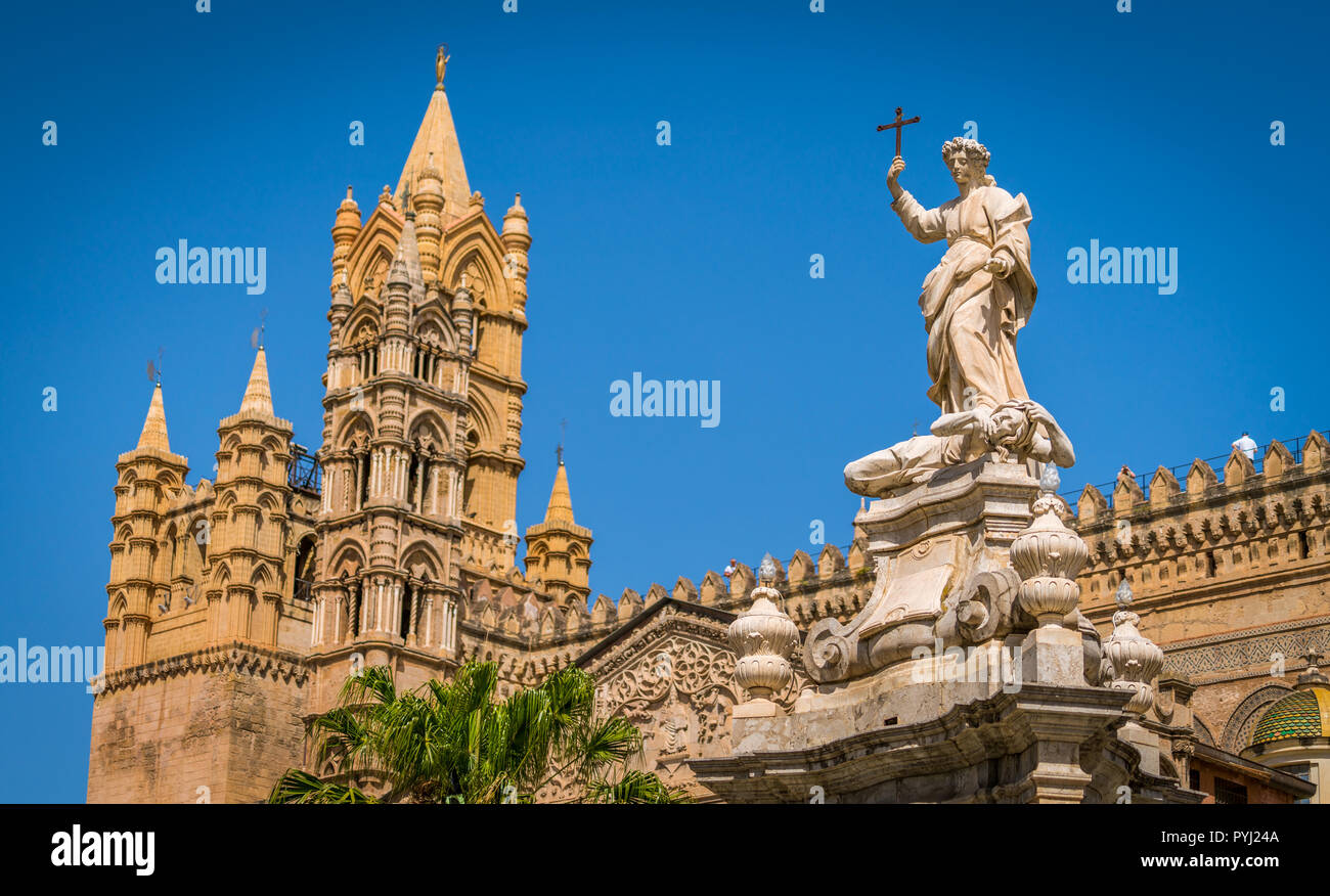 Die Kathedrale von Palermo mit dem Santa Rosalia Statue. Sizilien, Süditalien. Stockfoto