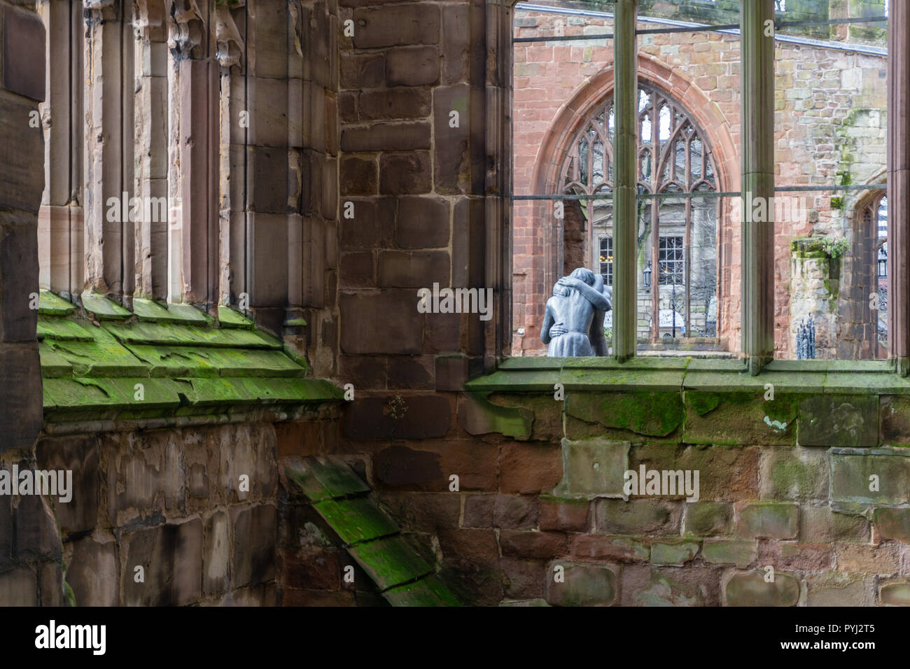 Die Ruinen der alten Kathedrale von Coventry mit der Skulptur 'Versöhnung' in einem der Fenster eingerahmt; West Midlands, UK Stockfoto