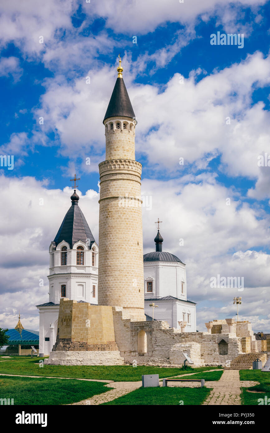 Die Ruinen der Kathedrale Moschee mit Minarett. 1352 Kirche im Hintergrund. Bolghar, Russland. Stockfoto