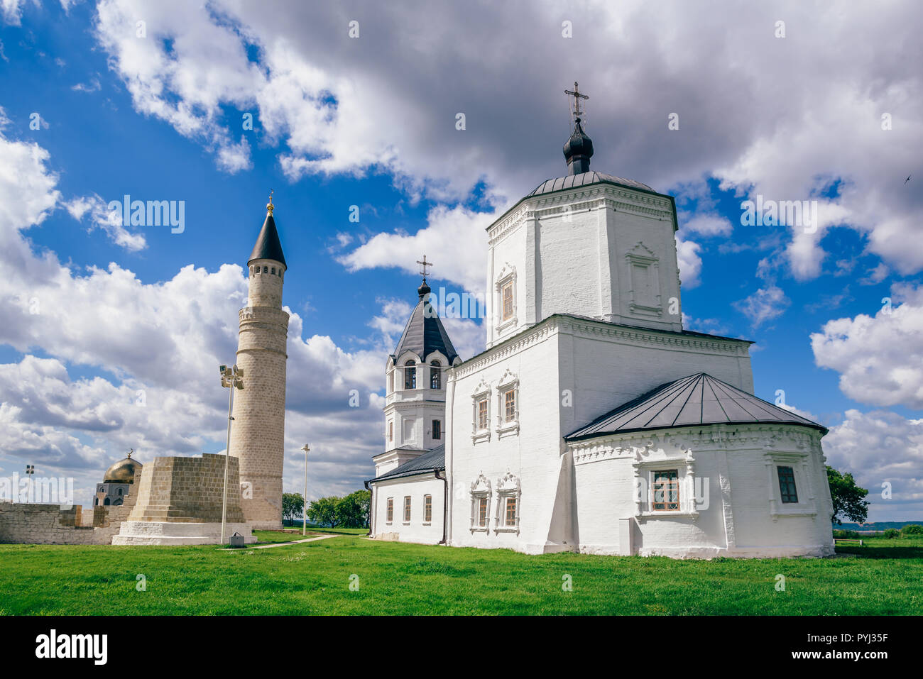 1352 Kirche und grossen Minarett der Moschee Kathedrale. Bolghar, Russland. Stockfoto