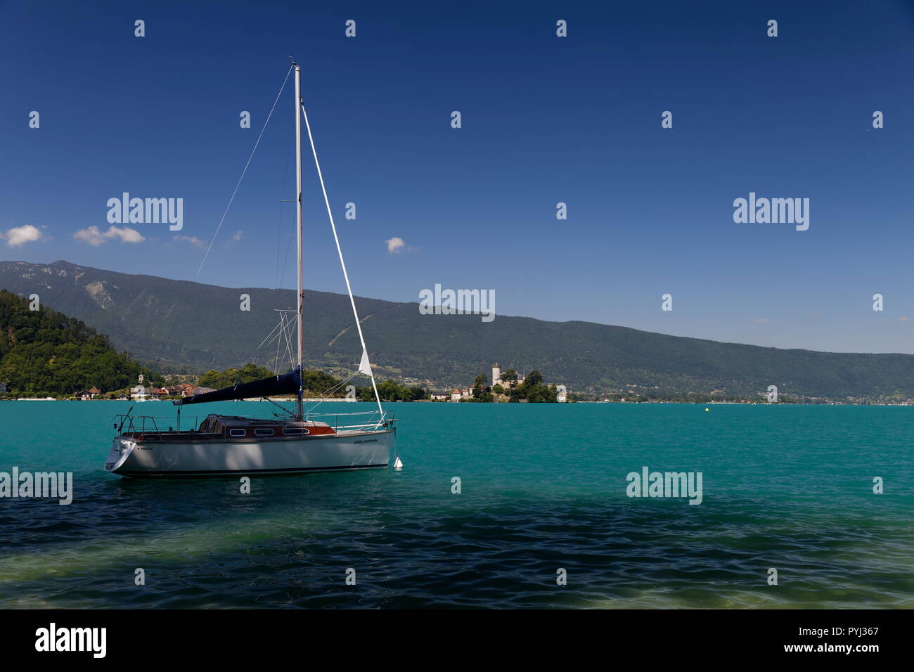 Schließen uo einer Yacht günstig auf den türkisblauen See Annecy Frankreich Stockfoto