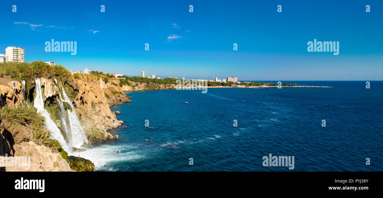 Duden Wasserfall in Antalya, wo das Wasser fällt von einer Klippe in das Mittelmeer Stockfoto