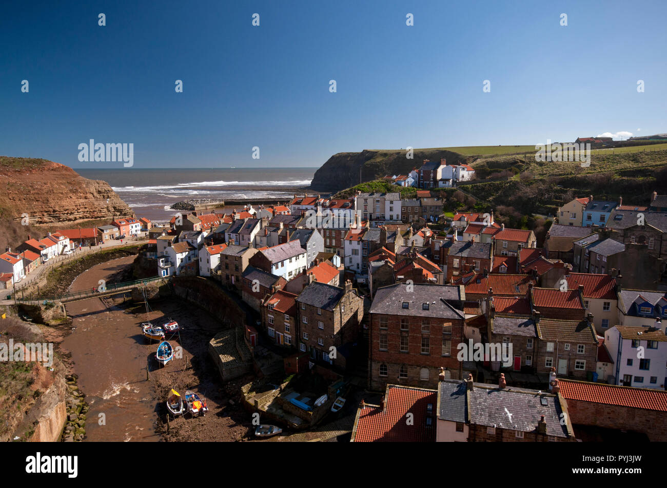 Der malerische Küstenort Staithes an der Küste von North Yorkshire in England Stockfoto