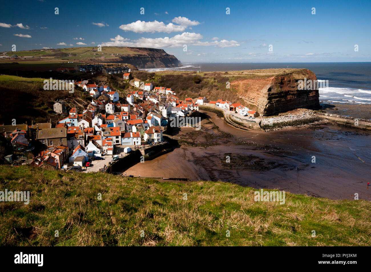 Der malerische Küstenort Staithes an der Küste von North Yorkshire in England Stockfoto