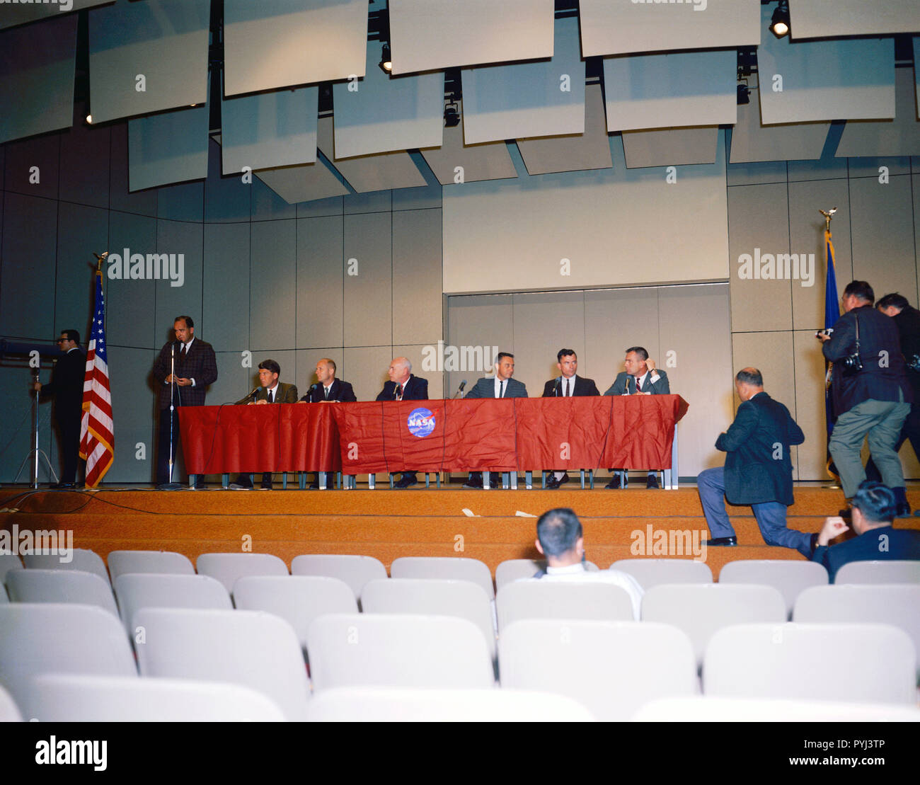 (13 April 1964) --- eine Pressekonferenz im Gebäude statt. 1 Auditorium bei der NASA bemannte Raumfahrzeuge Mitte der ersten Gemini astronaut Selektionen bekannt zu geben. Dargestellt sind von links nach rechts Paul Haney, MSC Public Affairs Officer (stehend); Astronauten Walter Schirra und Thomas Stafford; Dr. Robert Gilruth, Direktor des MSC; Astronauten Virgil Grissom und Johannes Jung; und Donald K. Slayton, stellvertretender Direktor der Flight Crew Operations bei MSC. Stockfoto