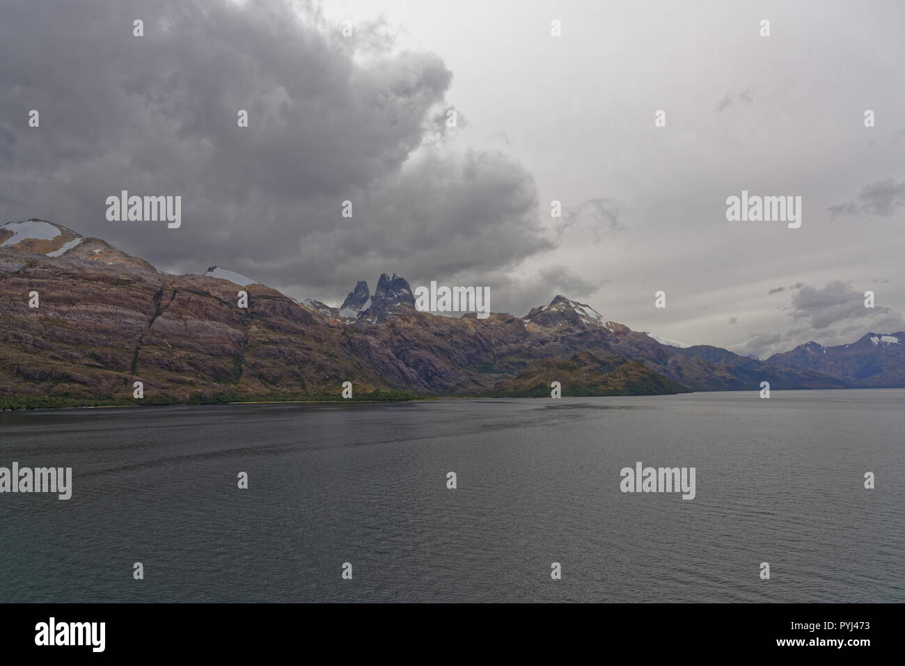 Rocky Mountains, der am Ufer des Meeres, mit einem bewölkten Tag Stockfoto