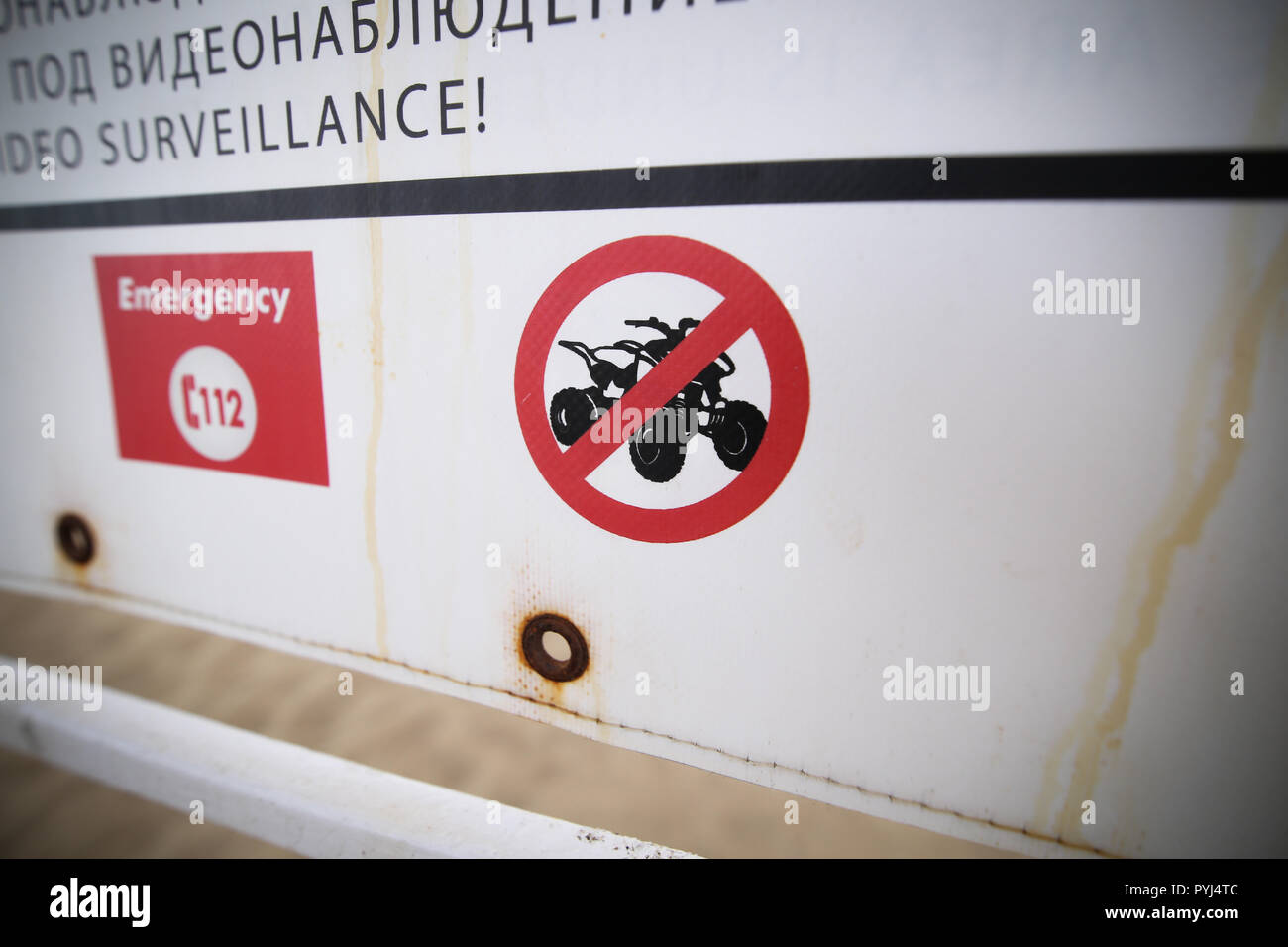 "Keine ATVs" Zeichen auf ein Panel von einem Strand in Bulgarien, an der Küste des Schwarzen Meeres Stockfoto