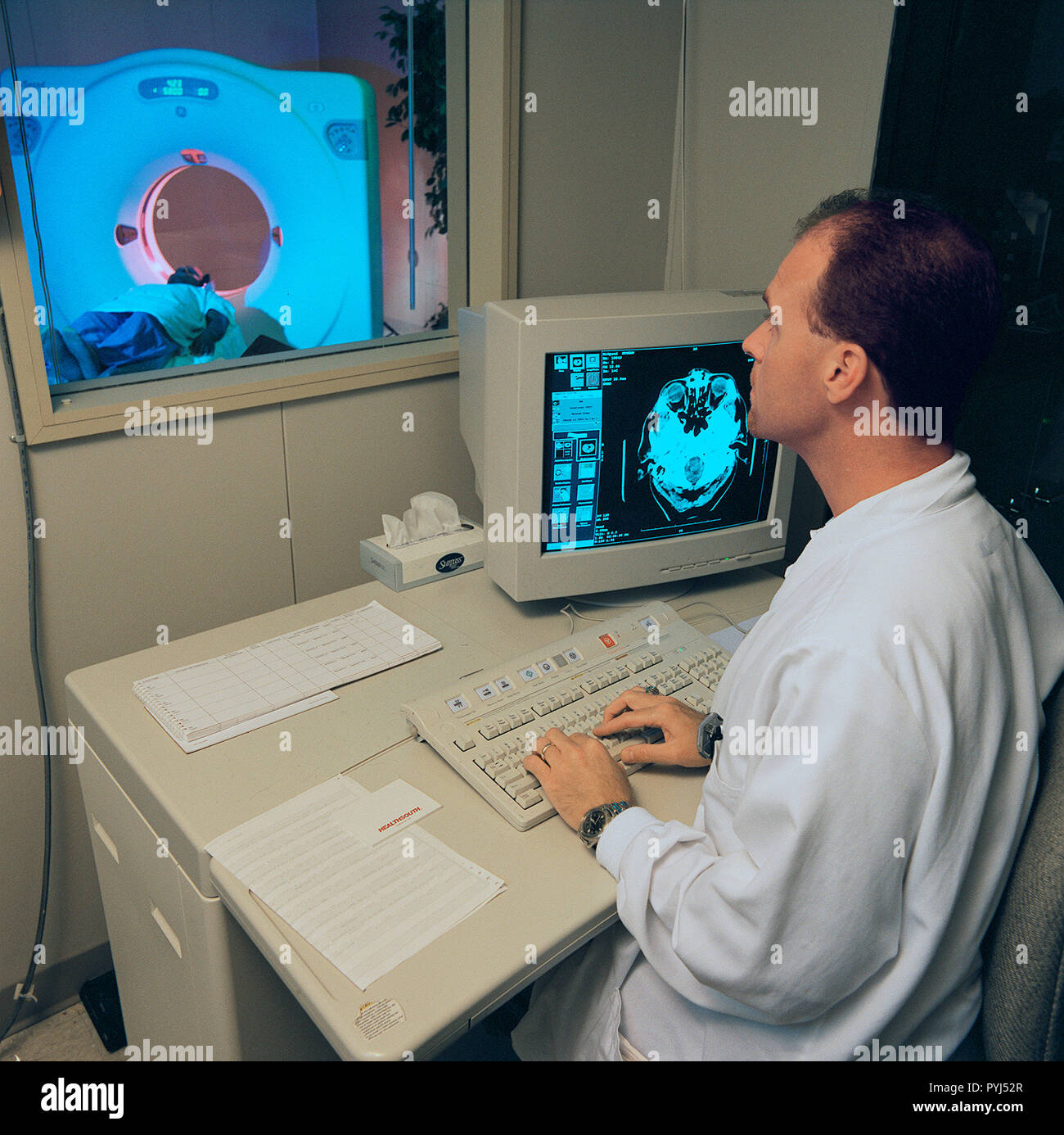 Die high-tech-Kunst der digitalen Signalverarbeitung (DSP) war Pionier des NASA Jet Propulsion Laboratory (JPL) in der Mitte der 1960er Jahre für den Einsatz in der Apollo Mondlandung Programm. Zu computer Bilder des Mondes verbessern entwickelt. Diese Technologie wurde die Grundlage für die Ressourcen der Erde Landsat Satelliten und später in eine Vielzahl von Earthbound medizinische und diagnostische Tools eingearbeitet. DSP ist im erweiterten Körper bildgebende Verfahren wie Computer Aided Tomographie eingesetzt, auch bekannt als CT und CATScan und Magnetresonanztomographie (MRT). Stockfoto