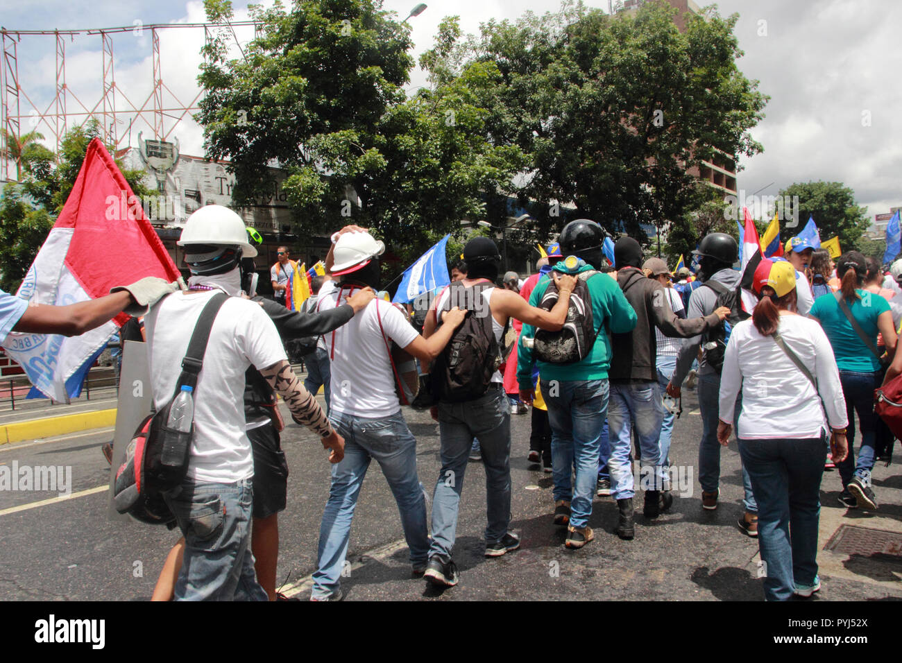 Venezuela vom 19. Juni 2017: Anti Nicolas Maduro Demonstranten marschieren zu den Nationalen Wahlrat (CNE) in eine massive Demonstration gegen die Diktatur Stockfoto