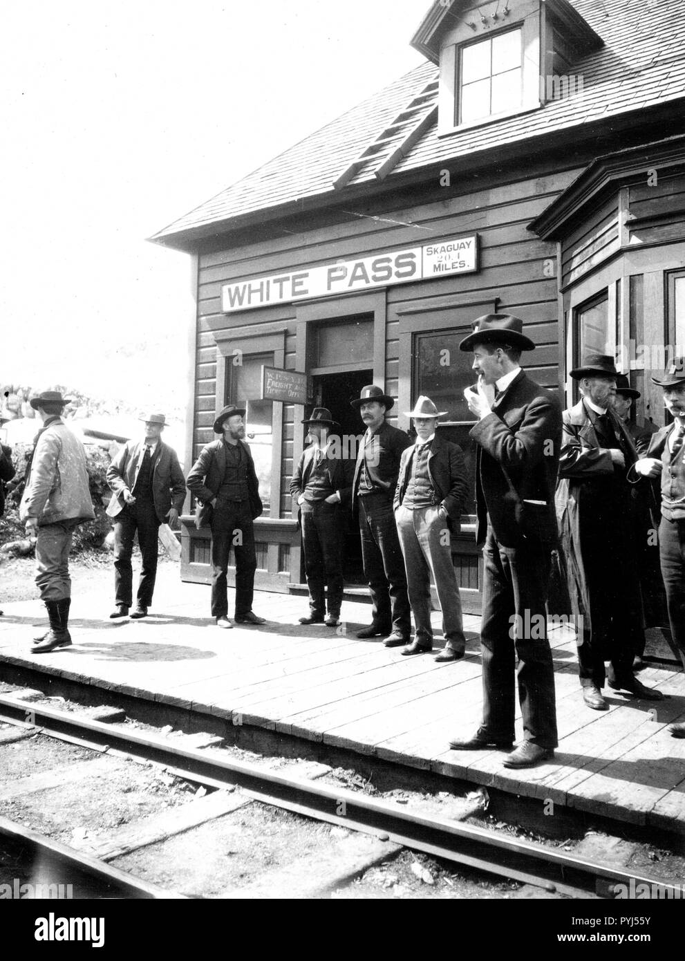 Foto von 1900 Gentleman und prospektoren am White Pass & Yukon Railroad Station in Alaska Stockfoto