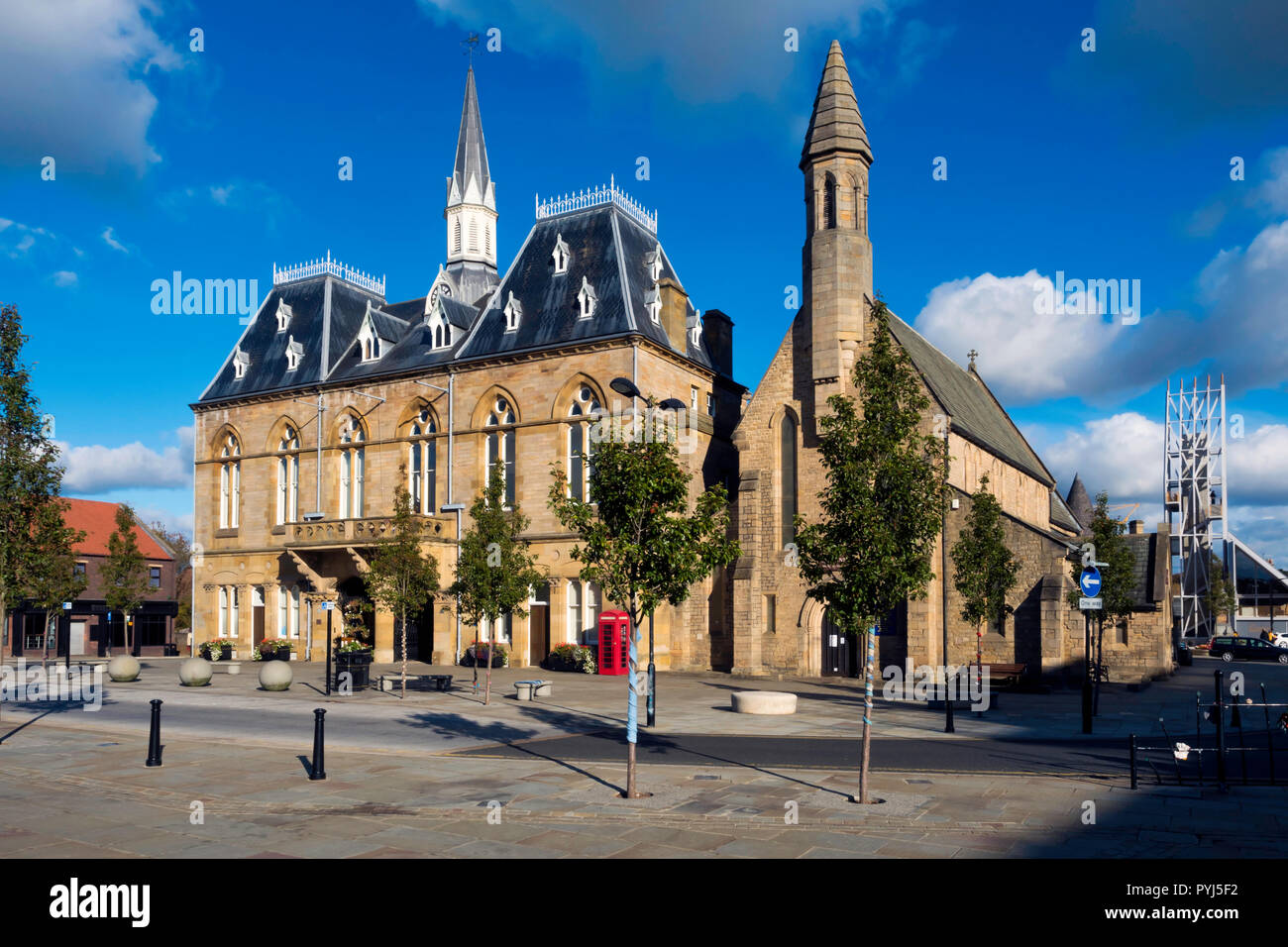 Rathaus Kirche der Hl. Anna und dem Auckland Tower Marktplatz Bishop Auckland, Co Durham GROSSBRITANNIEN Stockfoto