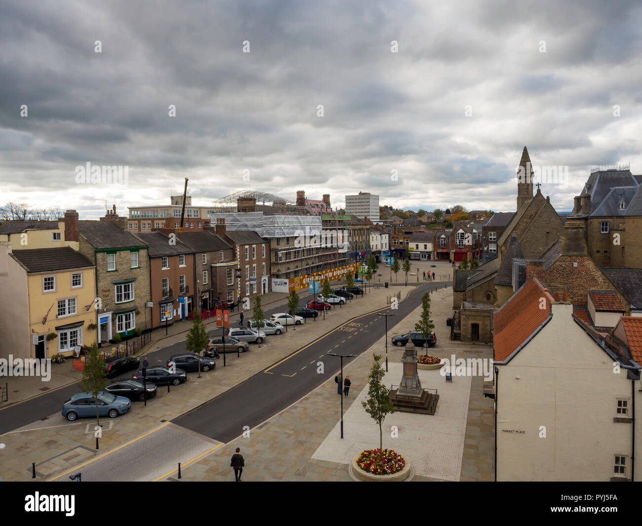 Ein Blick auf den Marktplatz von Bishop Auckland Auckland Tower, in dem die Spanische Galerie im Bau für die Fertigstellung 2019 Stockfoto