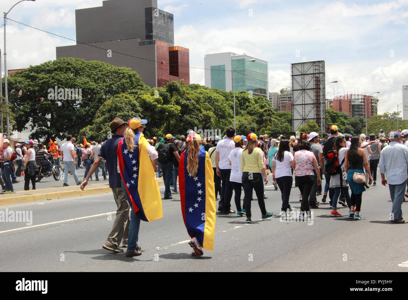 Caracas Venezuela vom 19. Juni 2017: Anti Nicolas Maduro Demonstranten marschieren zu den Nationalen Wahlrat (CNE) in eine massive Demonstration Stockfoto
