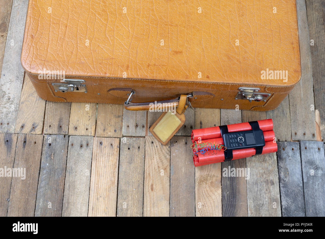 Koffer mit Sprengstoff. Dynamite gefunden im Handgepäck des Attentäters. Der dunkle Hintergrund. Stockfoto