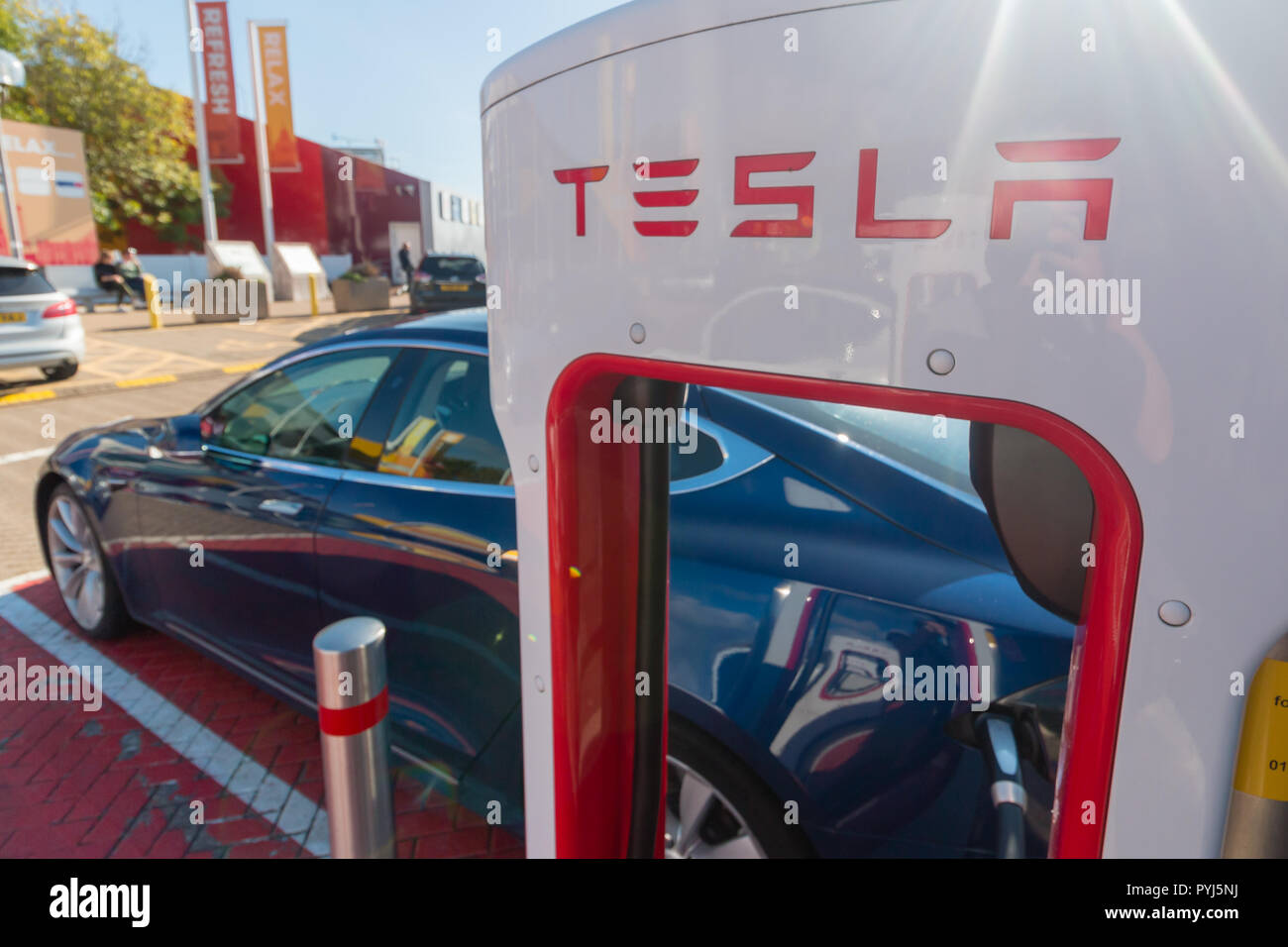 Ein Tesla Auto mit einem Der upercharger' Parkplatz Stockfoto