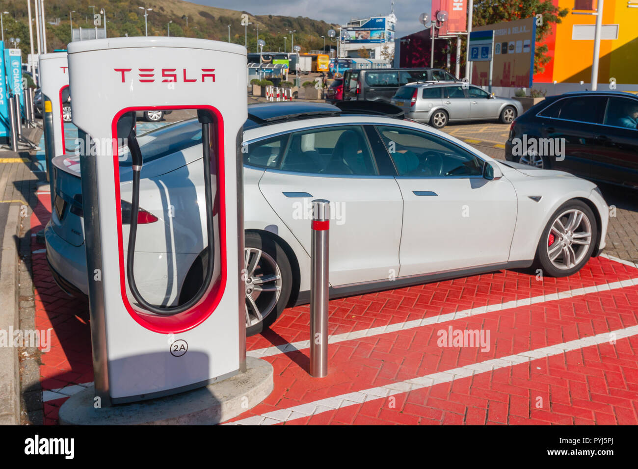 Ein Tesla Auto mit einem Der upercharger' Parkplatz Stockfoto